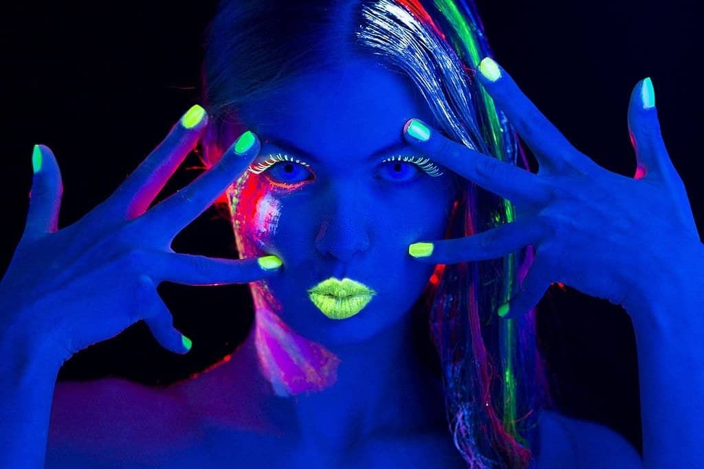 glow in the dark paint